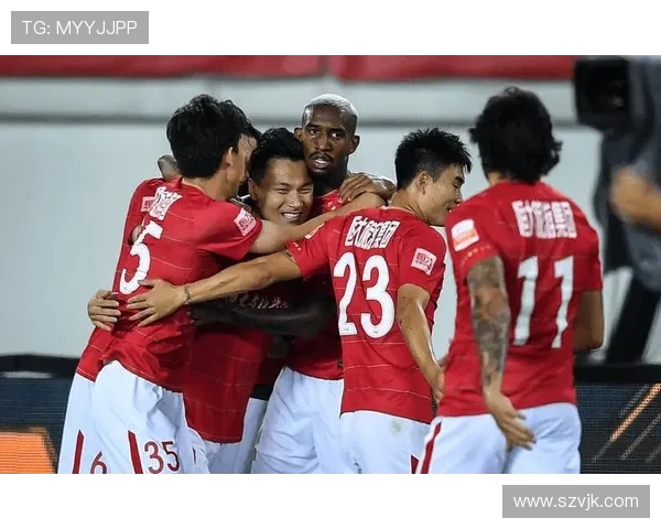 恒大球迷与香港球迷的激情对决与情感交融探讨 恒大球迷与香港球迷的激情对决与情感交融探讨